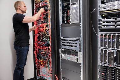 Techniker Steht vor Datenschrank